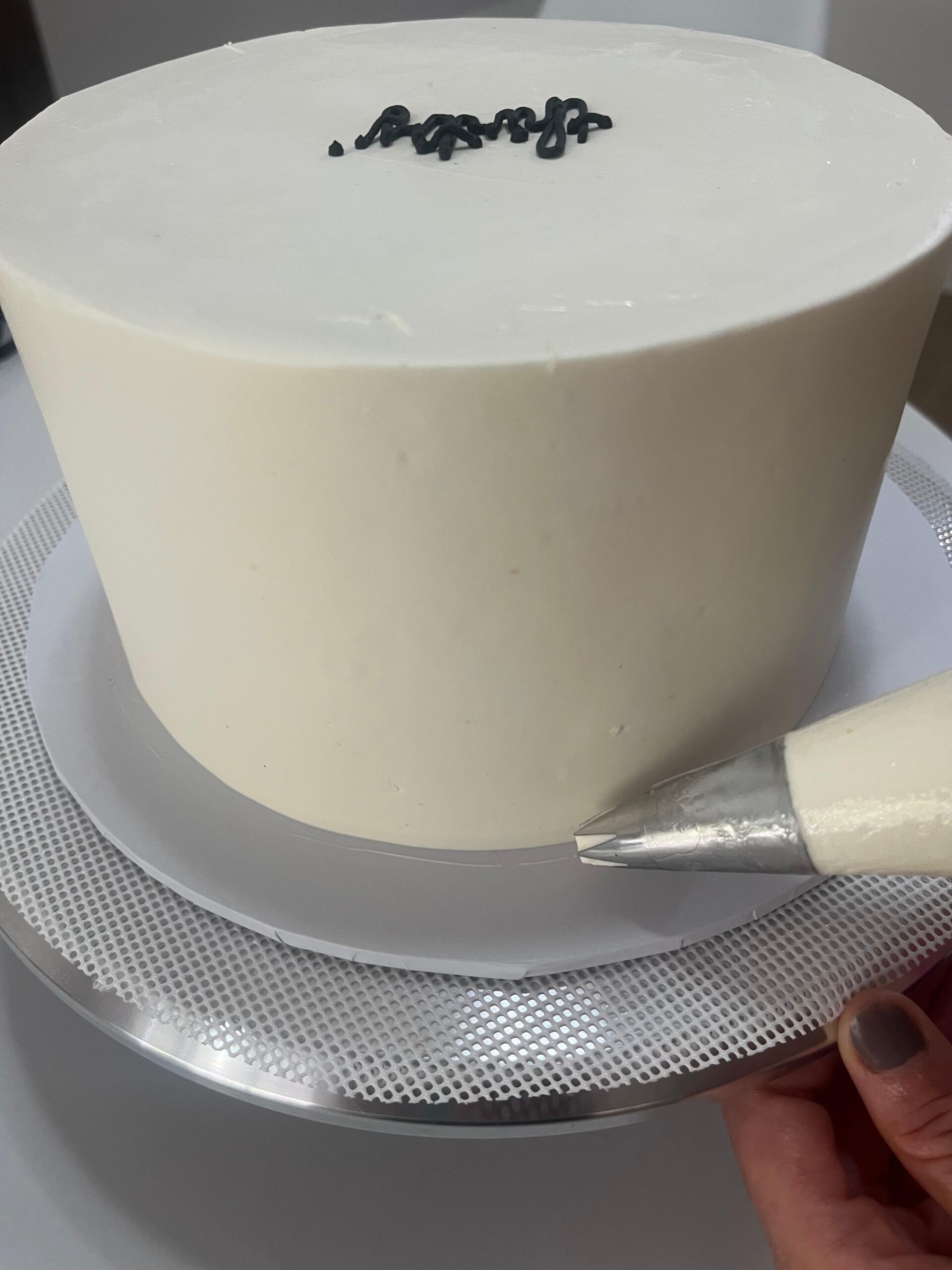 Aula presencial de confeitaria com a Nica